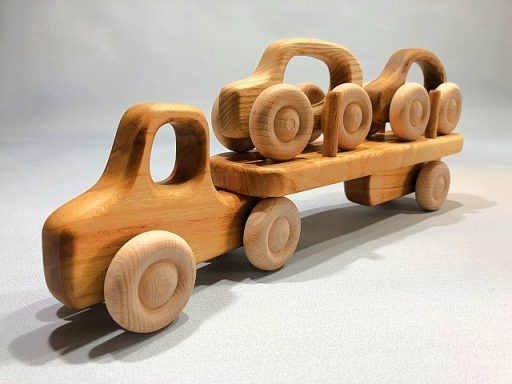 der Autotransporter beladen mit Holz, kleinen Autos oder den Tieren auf Rädern